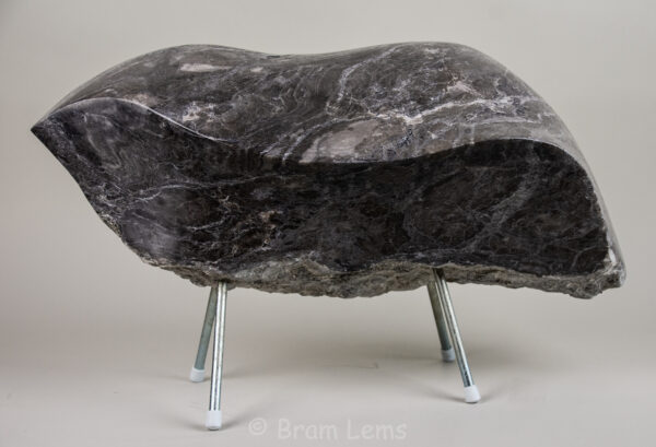 Zwarte albast op pootjes